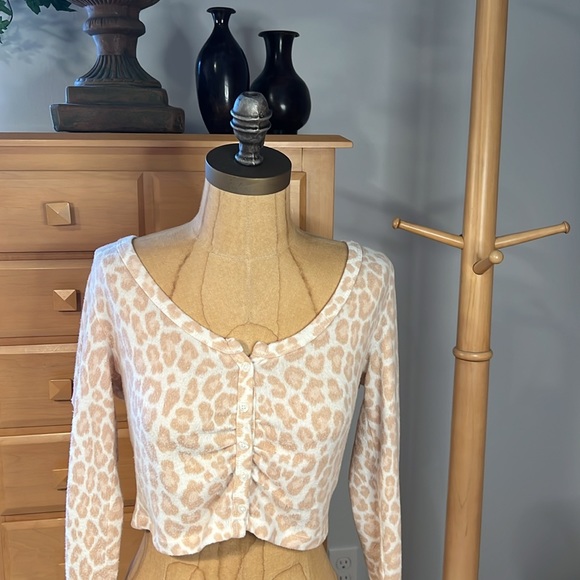 EUC Colsie size Medium pink Cheetah print crop cardigan - Picture 2 of 8